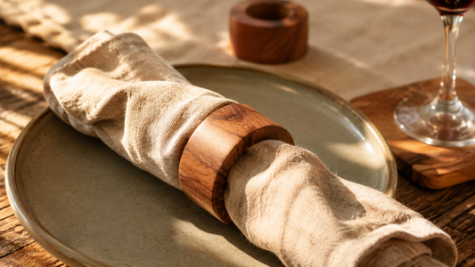 Ronds de serviette en bois : utilité et décoration à table
